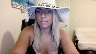 ariannakartel painted chick sucks dildo