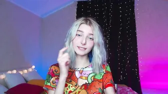 little__kittyy_ cums from masturbation in front of the camera