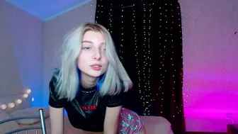 little__kittyy_ busty babe gently caresses her pussy