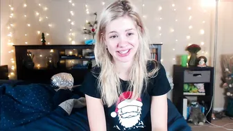 lizrose90 Slender chick masturbates shaved pussy