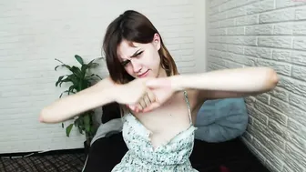 ziny19 Gorgeous lady caresses shaved vagina