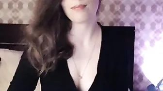 bee2u Amazing babe jerking her shaved cunt