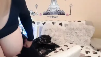 milkykandy rubbing and jerking off her pussy
