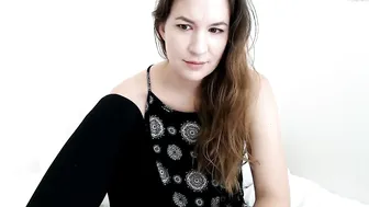 chaichaichai Black haired slut fucks pussy