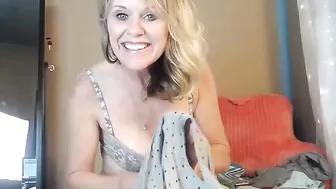 india7654 Adorable bitch caresses big tits
