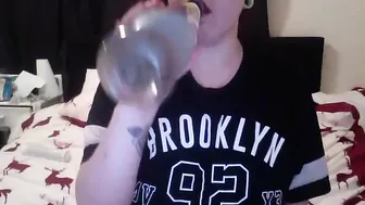 Busty couch in stockings pulls pussy