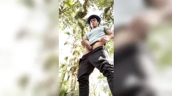 Ashton Summer girl in stockings shows juicy ass