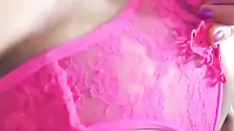 Paola_Skye onlyfans busty harlot fingering pussy