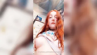 adulteressamber (Amber Addis) onlyfans hot lady squeezes tits in the kitchen