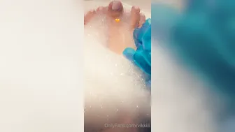 Vikkiii onlyfans juicy babe creases her tits