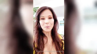 Syren De Mer onlyfans charming whore sticks dildo in the vagina