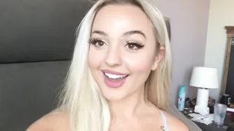 Olivia Cara onlyfans a young queen fucks both holes