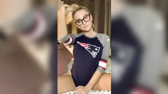 Lexi_xxox onlyfans dancing near the christmas tree