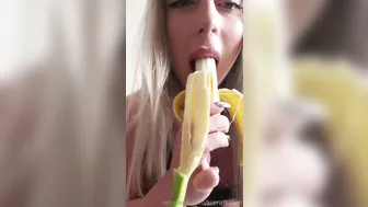 Kiera Jaston onlyfans undresses in front of the camera