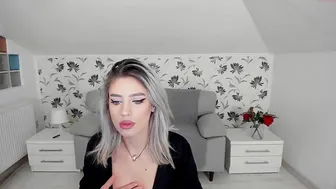 i_am_sarahxxx busty blonde gently masturbates cunt