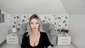 i_am_sarahxxx cute passion masturbates shaved holes