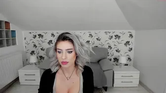 i_am_sarahxxx cute slut caresses beautiful tits