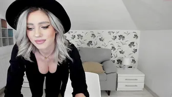 i_am_sarahxxx the charming bitch twirls a big booty