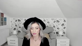 i_am_sarahxxx busty bitch jerking her pussy with phallus