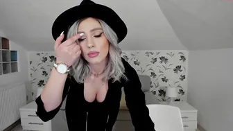 i_am_sarahxxx dark haired babe masturbates pussy with vibrator