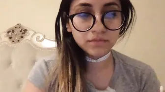 bellatorrez Gorgeous babe fucks her shaved cunt