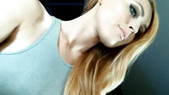 jennyblighe Busty bitch caresses shaved cunt