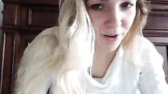iluvderekjc Cute blonde fucks herself with a phallus