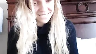 iluvderekjc Attractive babe excites her sexuality