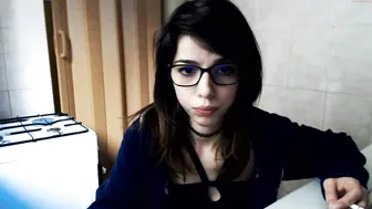 annais fucks her pussy