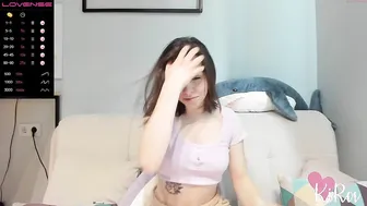 marshmallow_kira impressive babe plays her vagina with sex toy