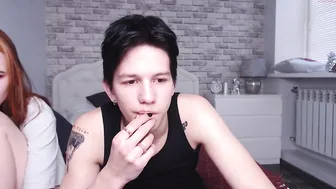 kira_kiro cheeky beauty