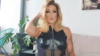 Brooke Spearz attractive chick diligently licks dildo