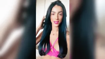 Alice Marques  a dolly shows her chest