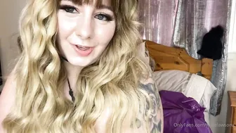 Jodie Lawson   girl with elastic milks having fun with sex toy