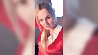 Chelsea Marie aka xxxchelseamarie the insistent babe caresses her charms