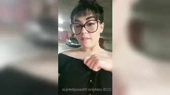 Scarlett_Jones luxurious slut fucks shaved cunt