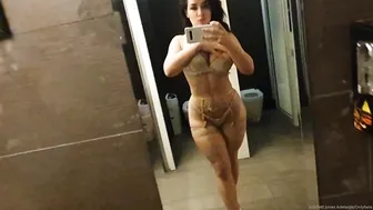 Scarlett_Jones busty slut fucks pussy in the shower