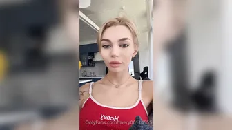 iammery luxurious bitch fucks pussy with phallus