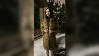 iammery desired woman fucks herself with fingers