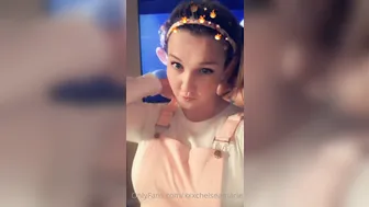 Chelsea Marie aka xxxchelseamarie experienced slut caresses intimate places