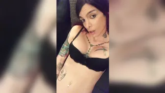 Chelsea Marie aka xxxchelseamarie charming babe masturbates shaved vagina