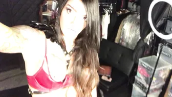 Chelsea Marie aka xxxchelseamarie hot beast sticks fingers in wet holes