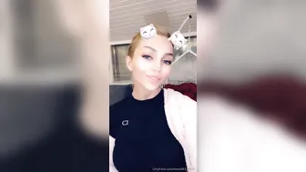 iammery gorgeous chick caresses shaved cunt