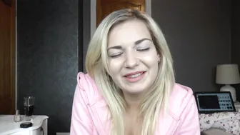 ManyVids.com Bad_Dolly beautiful lady pulls pussy