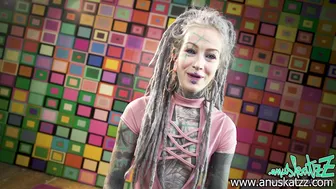 anuskatzz attractive bitch fucks her cap