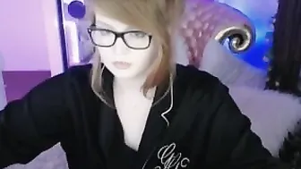 rosierenee Fascinating girl masturbating fingers