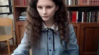 dafnie_dee Impressive wench pulls vaginal opening