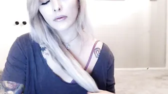 heidi Cute babe licks dildo