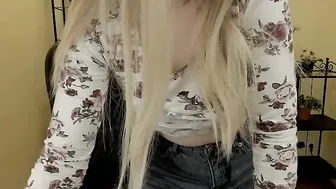 nikkishygirl Hot bitch posing in lingerie