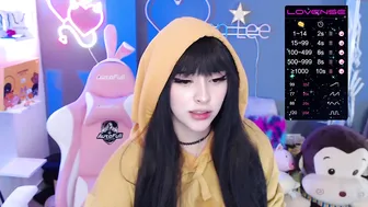 soon_lee burning leggy babe pulls clit